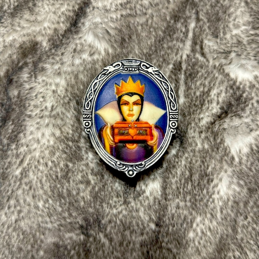 Olszewski Disney evil queen trinket box.